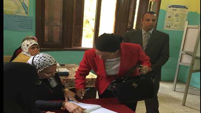وزيرة البيئة تدلي بصوتها في الاستفتاء على التعديلات الدستورية