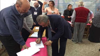 بالصور.. وزير التموين والتجارة الداخلية يدلي بصوته في الاستفتاء