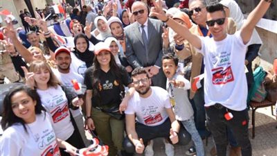حشود شبابية وسط أجواء احتفالية بمدينة نصر