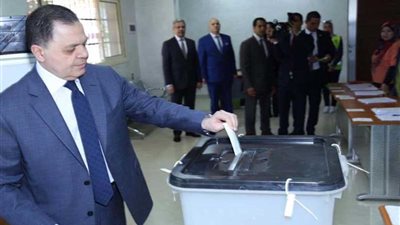 وزير الداخلية يدلى بصوته فى الاستفتاء.. صور