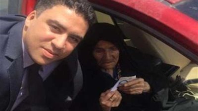 عمرها 108 سنة وتدلي بصوتها في الاستفتاء على الدستور