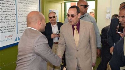 محافظ شمال سيناء يدلي بصوته في لجنة للاستفتاء على الدستور بالعريش