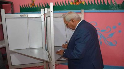 محافظ الدقهلية يدلي بصوته في معهد المنصورة النموذجي