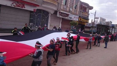 بعلم طوله 450 متراً.. نبروة تخرج فى مسيرة لدعم التعديلات الدستورية