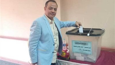طارق يحيي يدلي بصوته في الاستفتاء بالدقي