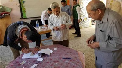 كبير القساوسة الإنجيليين بأسيوط يدلي بصوته في الاستفتاء