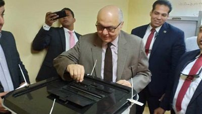 المرشح الرئاسي السابق يدلي بصوته في مدرسة 