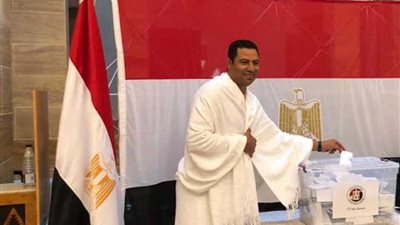 حب الوطن عبادة.. معتمرون مصريون يصوتون في السعودية بالإحرام