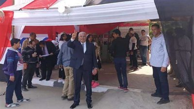 نقيب الزراعيين يدلي بصوته في الاستفتاء على التعديلات الدستورية بالمنيل