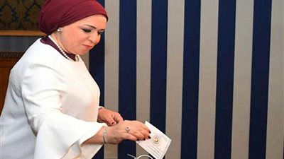 انتصار السيسي تدلي بصوتها في الاستفتاء على التعديلات الدستورية