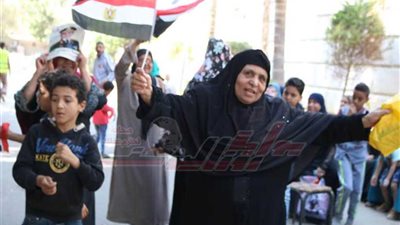 رقص المواطنين بالعلم أمام لجان الاستفتاء بالمعادي