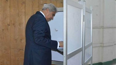 محافظ المنيا يدلي بصوته في لجنة الفريق صفي الدين أبو شناف الثانوية