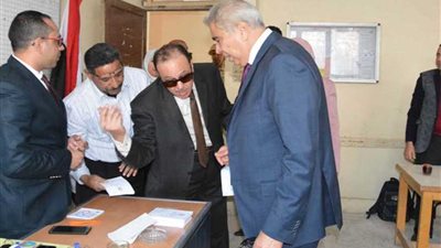 محافظ المنيا يتفقد اللجان والمقرات لمتابعة سير الاستفتاء