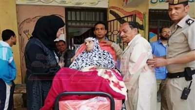 سبعينية تستعين بالإسعاف لتشارك في 