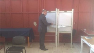 نائب محافظ القاهرة يدلي بصوته بالمعادي