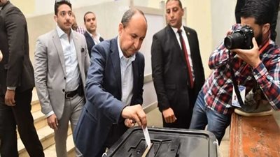وزير الصناعة أثناء الإدلاء بصوته: مشاركة الشعب في هذا الحدث القومي يعكس مدى وعيه