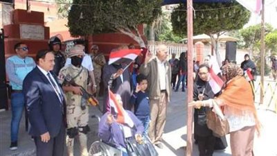 بالصور.. ذوو الإعاقة يتقدمون صفوف الناخبين في بورسعيد