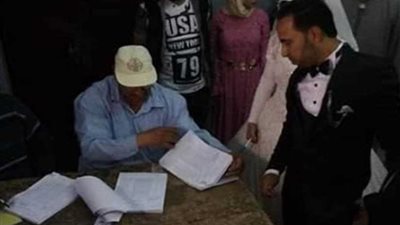 عروسان يدليان بصوتيهما في الاستفتاء بمركز الشهداء بالمنوفية