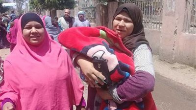 أنجبته منذ 40يومًا.. إيمان تدافع عن مستقبل 