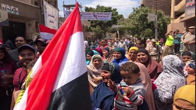 السيدات يحتشدن بأعلام مصر أمام لجان الاستفتاء ببني سويف