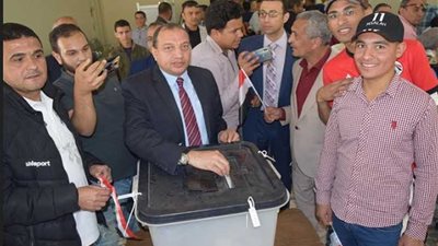 رئيس جامعة بني سويف يدلي بصوته على التعديلات الدستورية