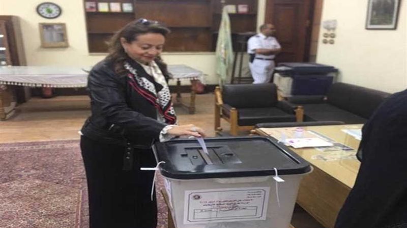 أماني أبوزيد تدلي