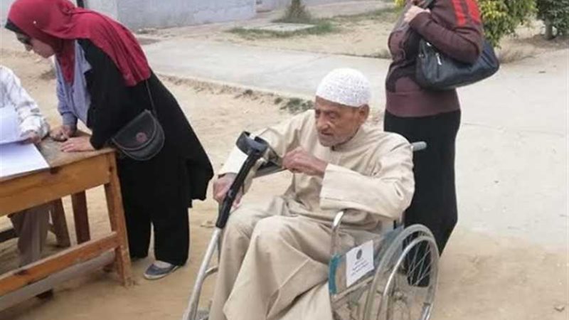 مسن على كرسي متحرك