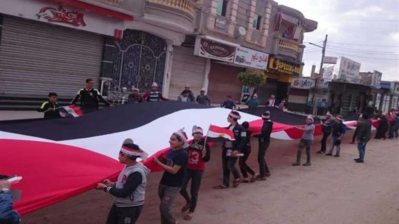 بعلم طوله 450 متراً..