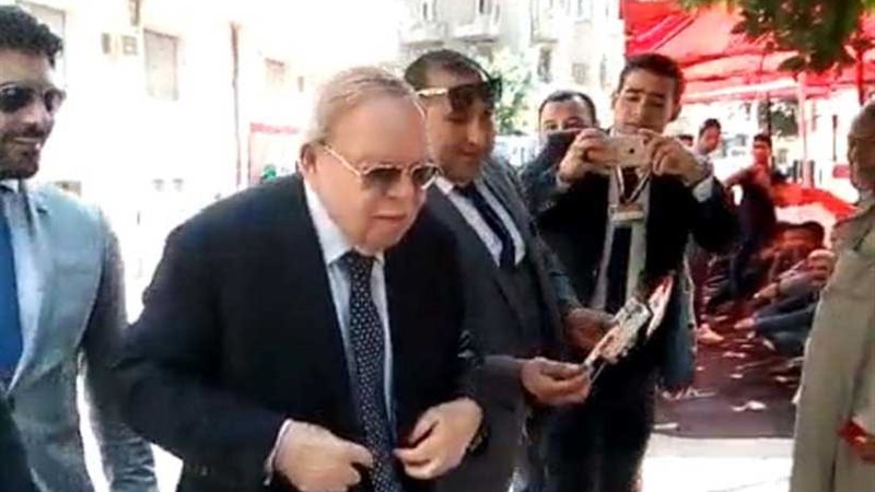 شاهد.. رئيس مجلس