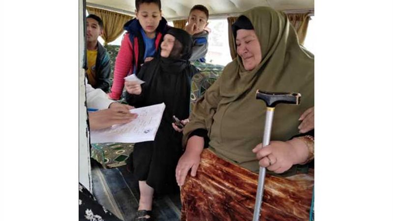 قاضٍ يساعد مسنة على