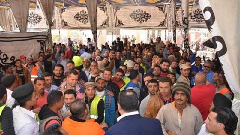 الآلاف يحتشدون أمام