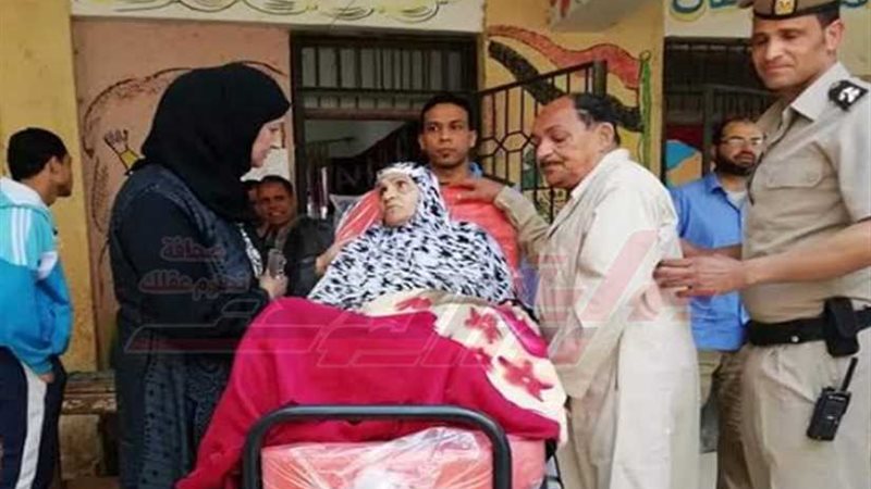 سبعينية تستعين بالإسعاف