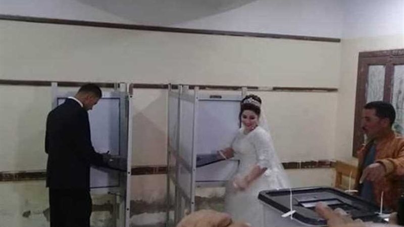 عروسان يدليان بصوتيهما