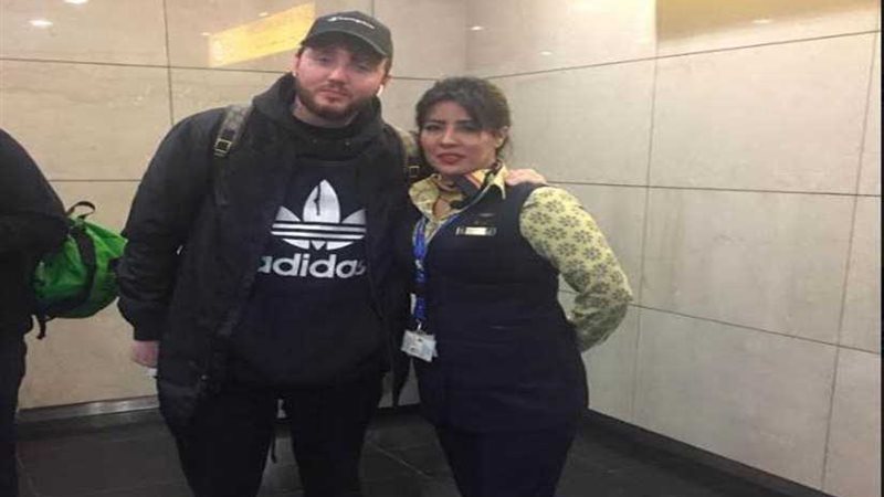 مغادرة المطرب الإنجليزي