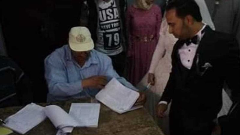 عروسان يدليان بصوتيهما