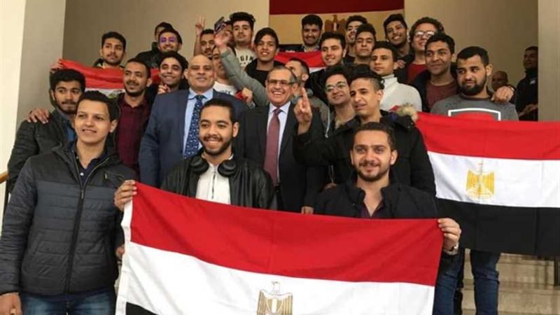 المصريون بروسيا يلتفون