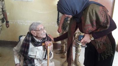 شاهد.. قوات تأمين اللجان في خدمة الناخبين في استفتاء الدستور بالقليوبية