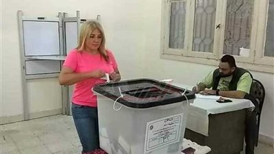 ندى بسيوني تدلي بصوتها في لجنتها الانتخابية بالمعادي