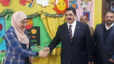 محافظ القليوبية وقائد قوات تأمين اللجان يتفقدا اللجان الانتخابية ببنها