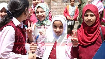 طالبات مدرسة فتيات المعادي تطلق مسيرة 