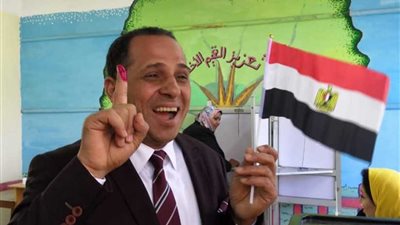 رئيس جامعة دمنهور يدلى بصوته في الاستفتاء على التعديلات الدستورية (صور)
