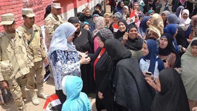 المرأه فى لجان الاستفتاء بقرى الغربية تتحدى السن والمرض والإشاعات بمسيرات تحيا مصر 