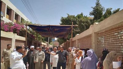 مسيرة وجولات لموظفي الصحة بالغنايم لحث المواطنين للمشاركة في الاستفتاء.. (صور)