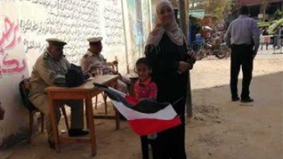 سيدة تصطحب طفلها ببني سويف: بزرع فيه الانتماء