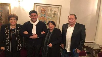 سيدة المسرح العربي تشهد عرض 