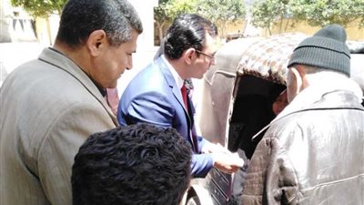 قاضٍ يساعد عجوزا على الإدلاء بصوتها داخل 