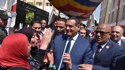 محافظ البحيرة يواصل جولاته الميدانية لمتابعة سير العملية الانتخابية في يومها الأخير 