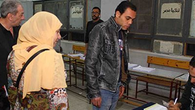 إقبال كثيف في الساعات الأخيرة للاستفتاء والتصويت حتى آخر ناخب