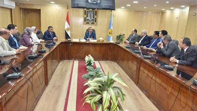 محافظ أسيوط يبحث مع 