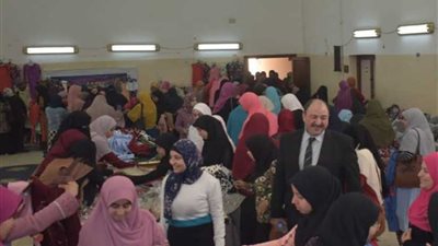 نائب رئيس جامعة الأزهر يفتتح معرض للملابس لطالبات دراسات بني سويف